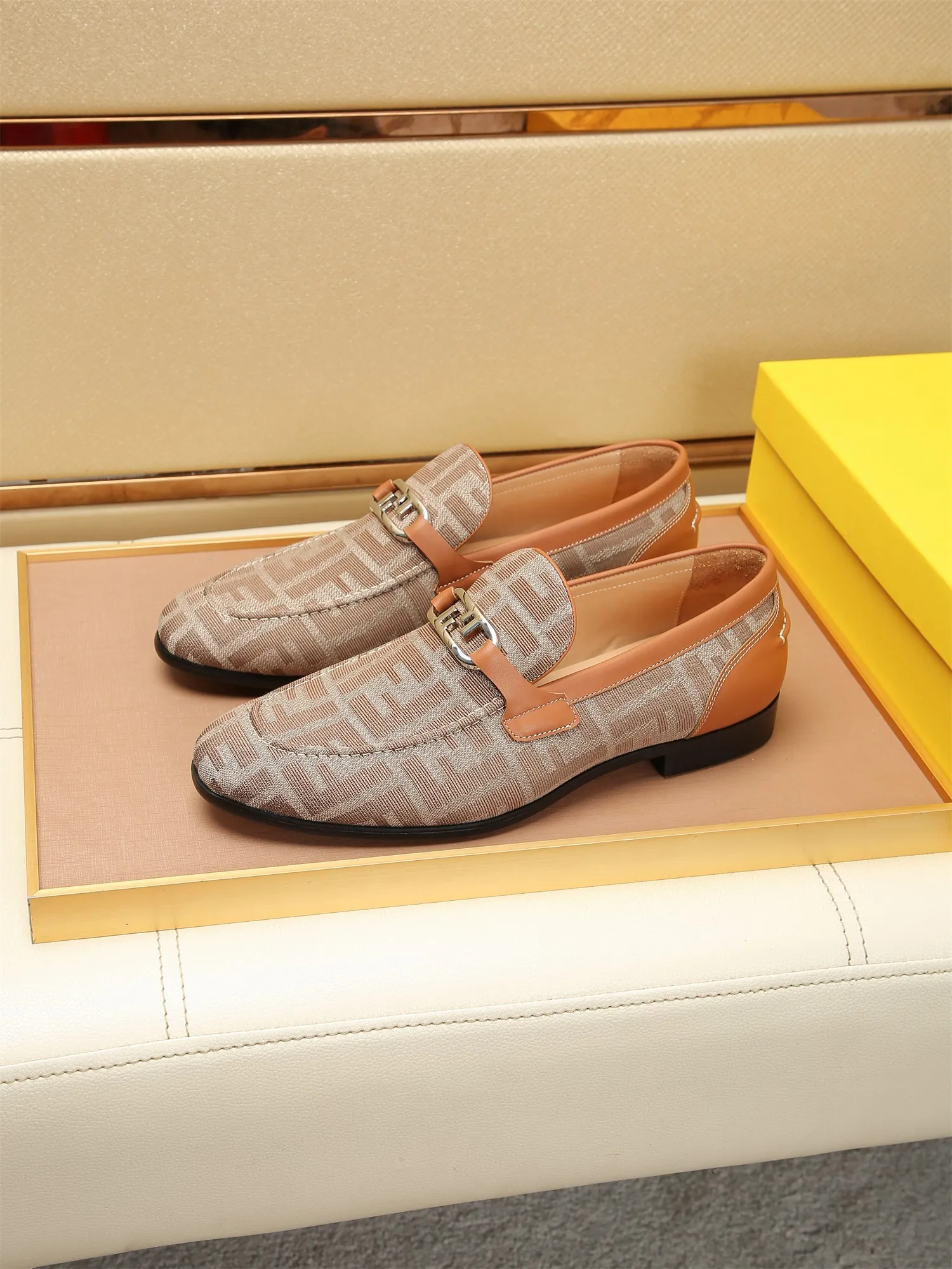 Men's shoes💰460 🕷🕷【FENDI】The latest men's formal leather shoes🇨🇳Classic series not to be missed💯The first layer is made of imported first-layer cowhide☘Original quality, the leather is smooth and delicate🎋Awesome version, perfect streamlined outline🍇Cowhide lining, size 38-44 (customized at 45.46)...